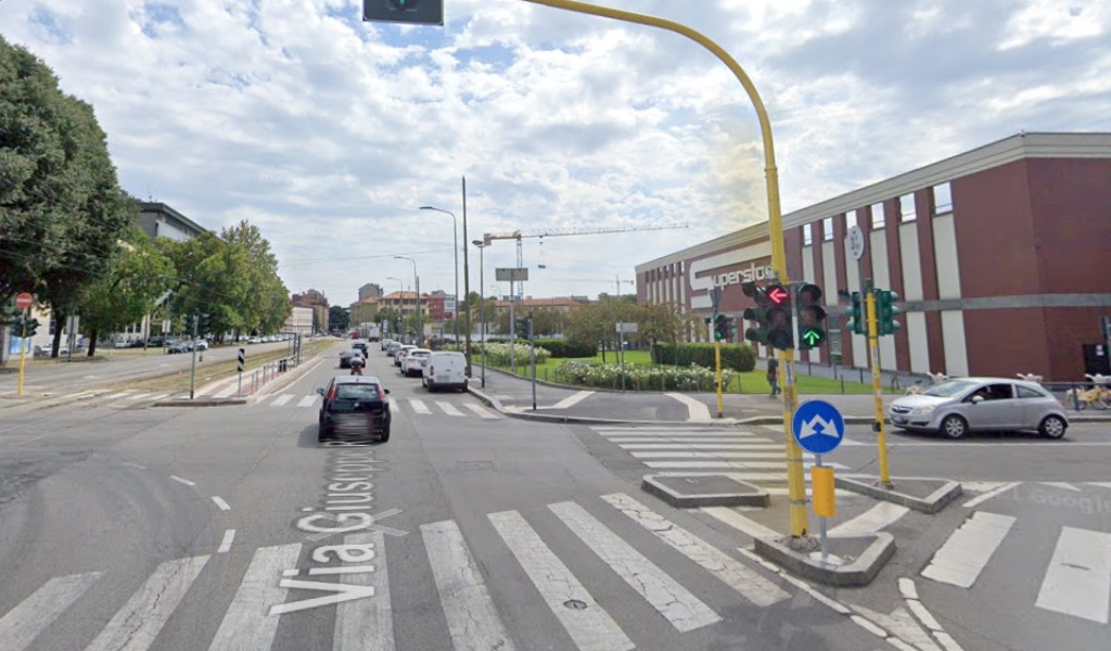 Tragedia all’alba: camionista investe e uccide un motociclista di 56 anni, poi scappa