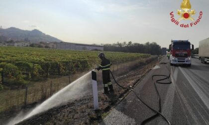 Camion perde un pneumatico che causa un incendio in A21