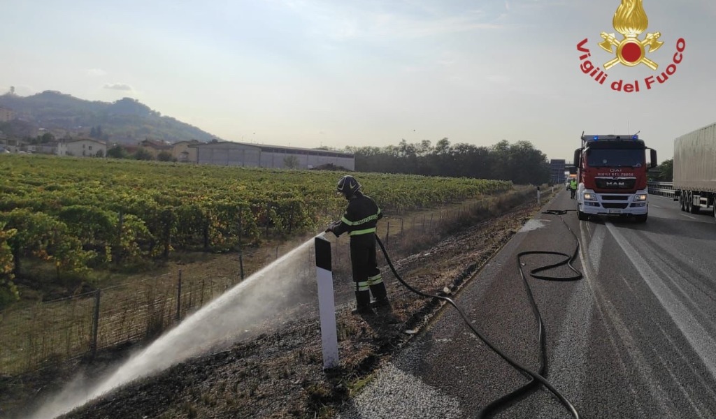 Camion perde un pneumatico che causa un incendio in A21