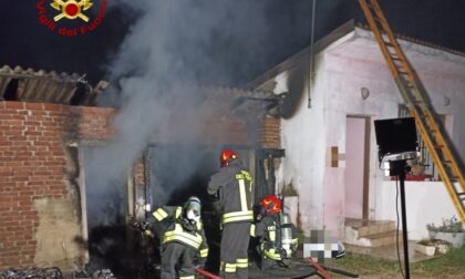Incendio in un'abitazione di Palestro: fiamme domate in due ore di lavoro