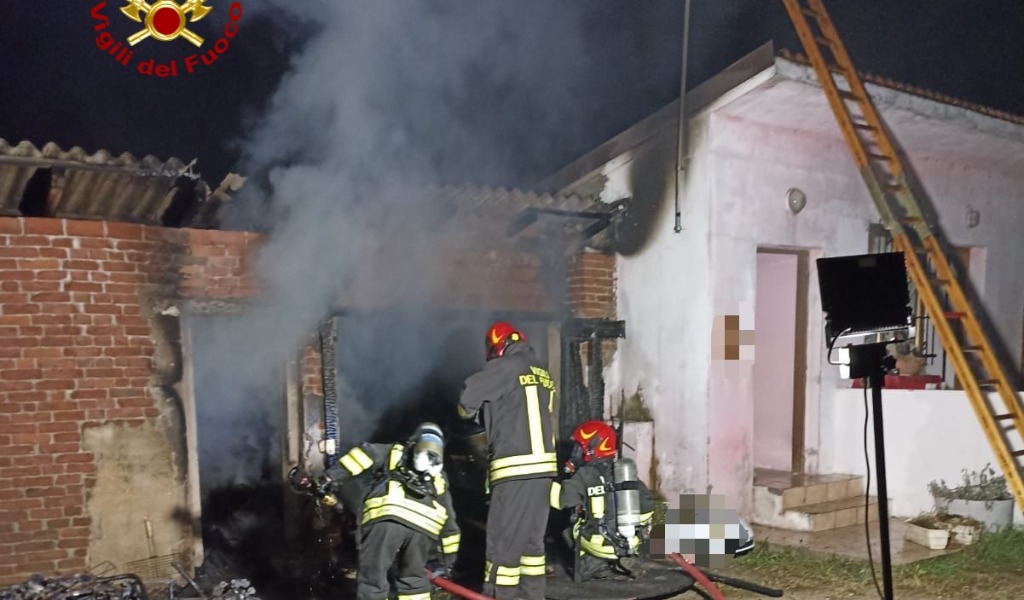 Incendio in un’abitazione di Palestro: fiamme domate in due ore di lavoro