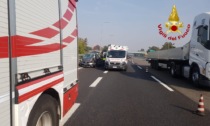 Incidente stradale tra mezzo pesante e auto lungo la A7: ferito un uomo