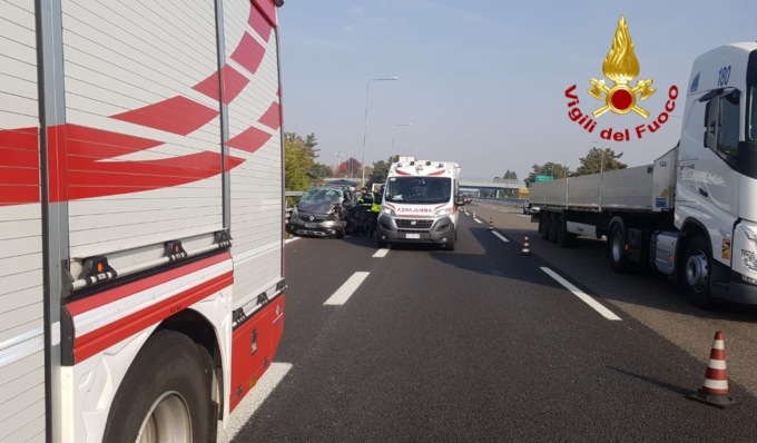 Incidente stradale tra mezzo pesante e auto lungo la A7: ferito un uomo