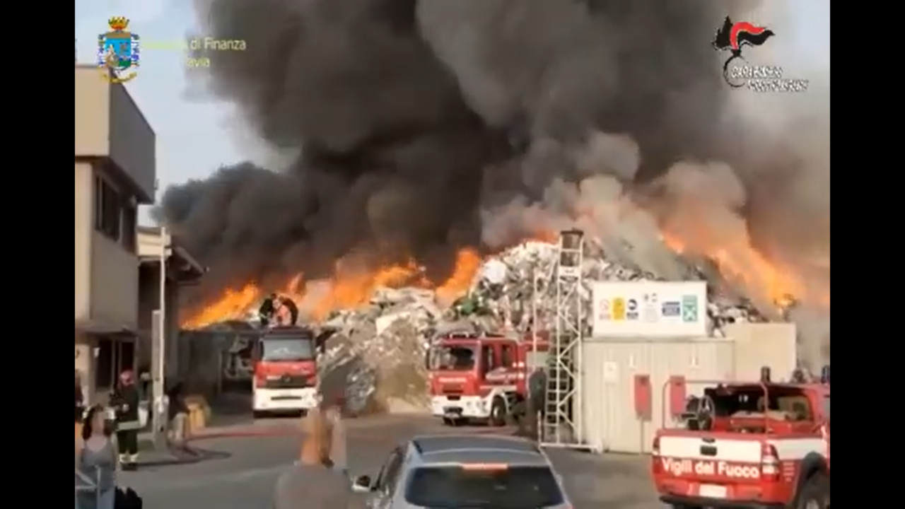 Diedero fuoco ai rifiuti illeciti perché la discarica “scoppiava”: tre arresti per il maxi rogo alla Eredi Bertè di Mortara
