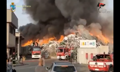 Diedero fuoco ai rifiuti illeciti perché la discarica "scoppiava": tre arresti per il maxi rogo alla Eredi Bertè di Mortara