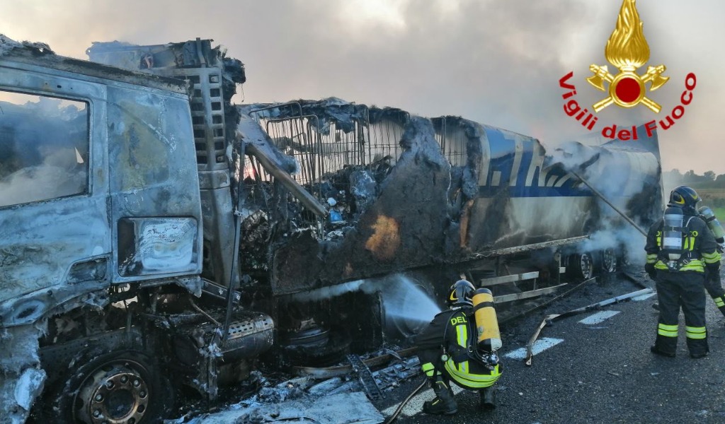 Camion a fuoco in A1: mezzo distrutto e lunghe code in autostrada