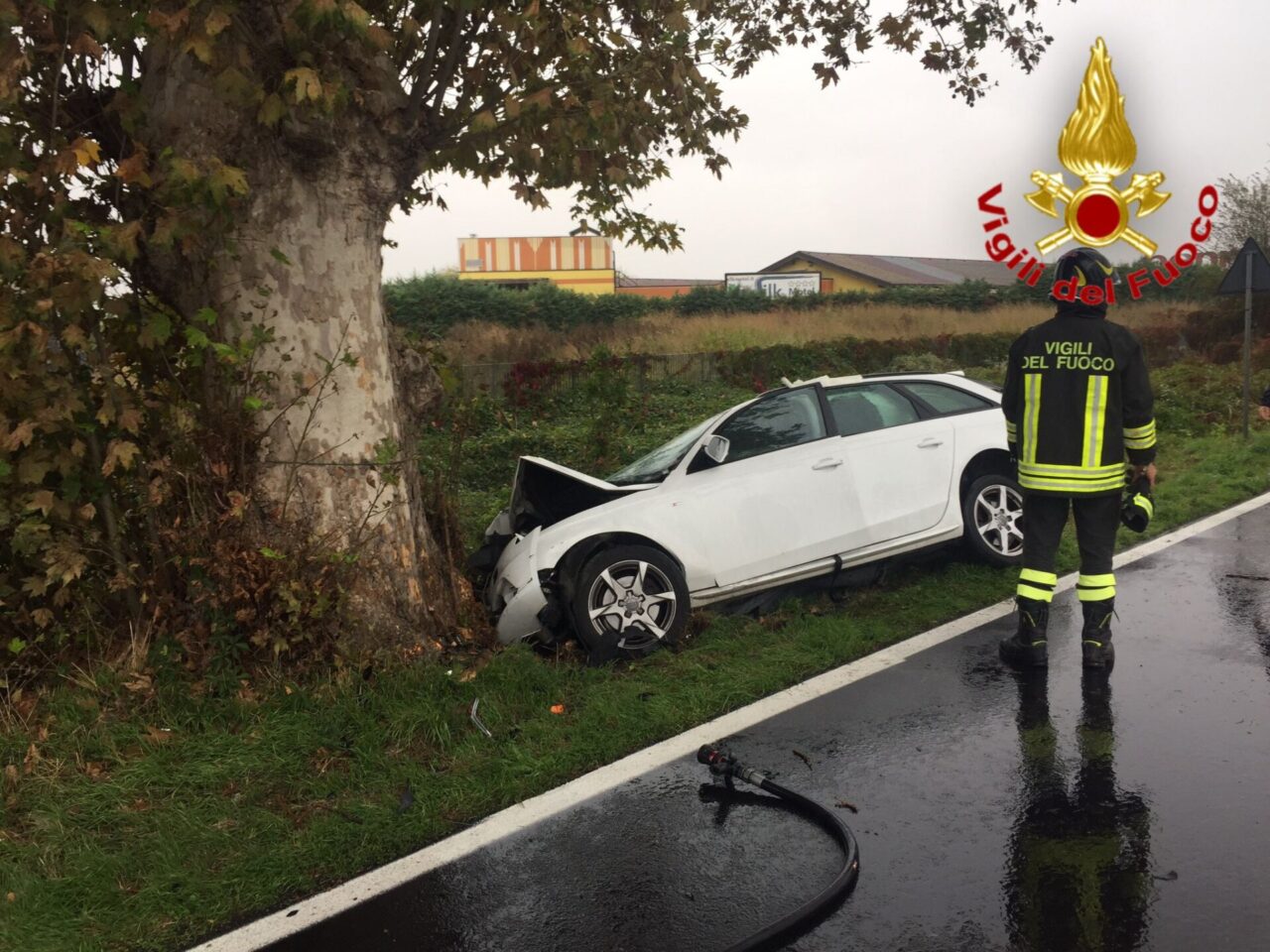 Si schianta contro un albero, 65enne al San Matteo in elisoccorso