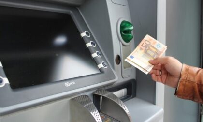 24enne colto sul fatto: aveva installato una "forchetta" sul bancomat per rubare i contanti durante i prelievi