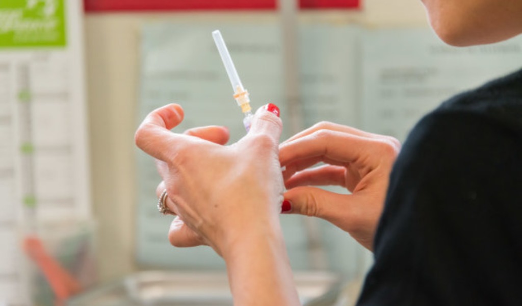 L’elenco delle farmacie convenzionate in provincia di Pavia dove si può fare il vaccino per influenza e Covid