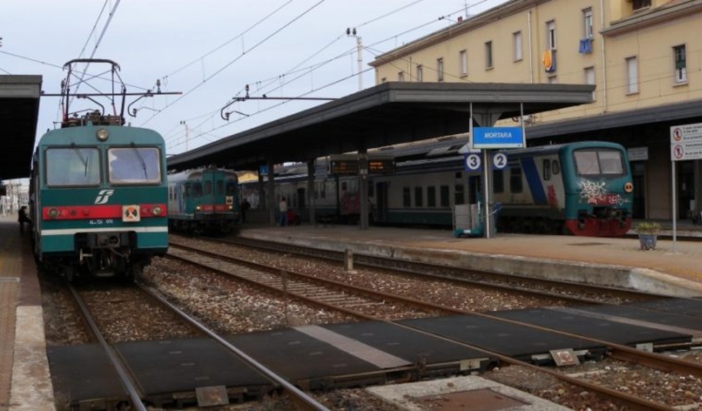 Danneggia tre treni e tenta di metterne in moto uno, poi aggredisce i militari: arrestato