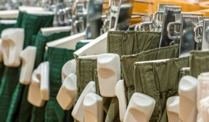 Ladro di vestiti arrestato a Vigevano, rimuoveva le placche antitaccheggio con un tronchese