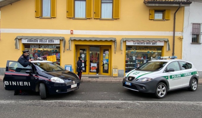 Rubano orologi e accessori per smartphone in cartoleria: tre studenti 14enni nei guai