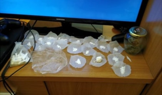 Ai domiciliari per spaccio, viene sorpreso in casa mentre prepara dosi di cocaina: 19enne nei guai