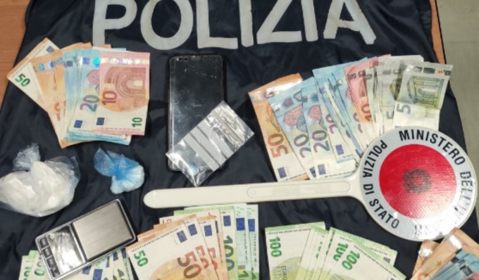 In casa cocaina purissima e contanti: arrestato pusher 30enne