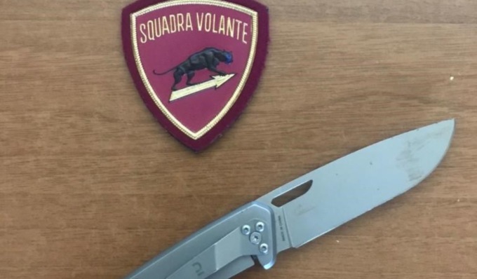 Fermati per un controllo sul bus, senza biglietto si danno alla fuga: uno di loro nasconde un coltello