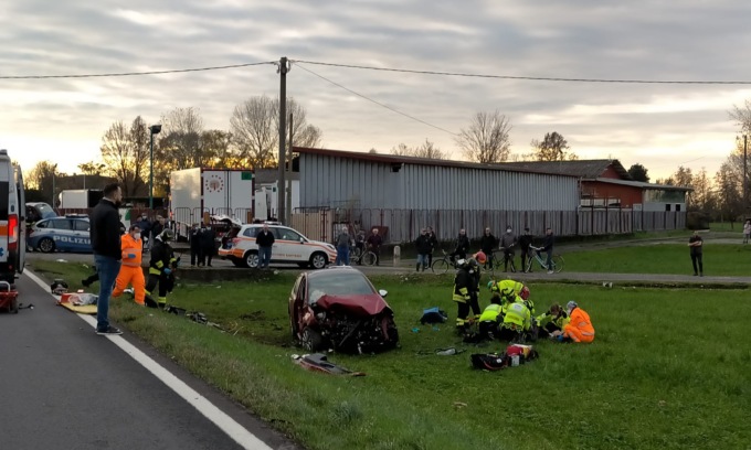 Schianto tra auto e tir: ragazza 27enne grave in elisoccorso al San Matteo