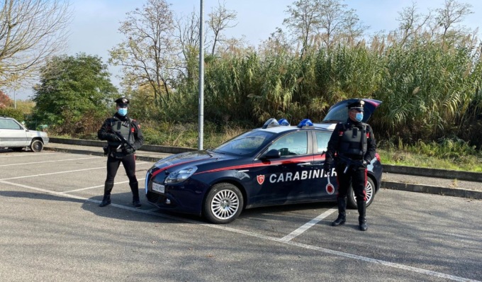 Guida fumando hashish, fermato si rifiuta di sottoporsi a narcotest: denunciato