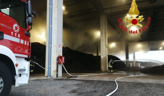 Incendio in azienda di concimi: sul posto numerose squadre dei Vigili del Fuoco