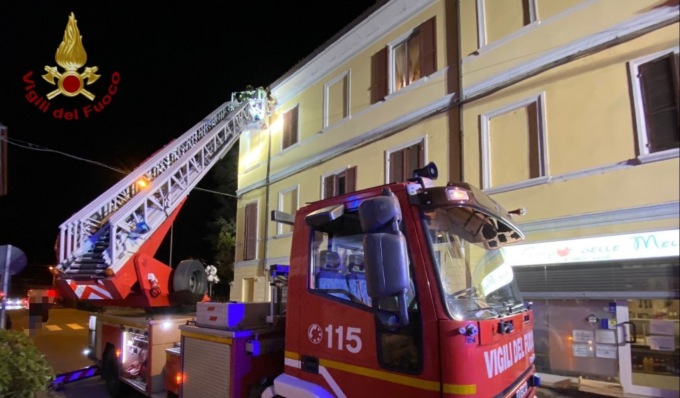 Dal cielo cadono pezzi di cornicione, tetto messo in sicurezza a Certosa di Pavia