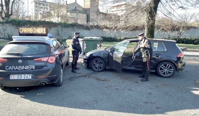 Ladri intercettati si danno alla fuga in auto (rubata), inseguiti riescono a darsi alla macchia nei campi
