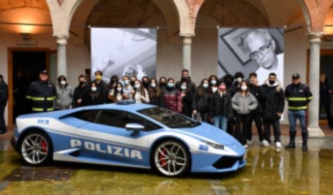 Quando la Lamborghini Huracán della Polizia salva una vita, il ricordo del primo trapianto di cuore a Pavia