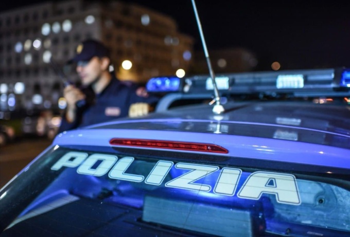 Minaccia il datore di lavoro (che lo ospita) con una roncola e aggredisce gli agenti: in carcere
