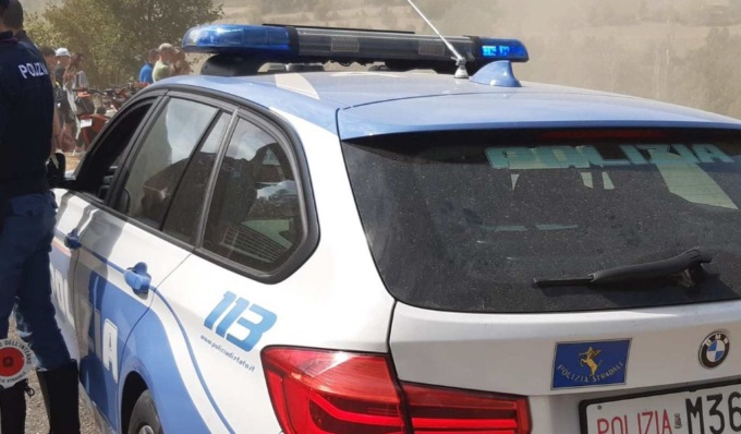 Senza patente causa frontale, soccorso si scopre che era ricercato per spaccio