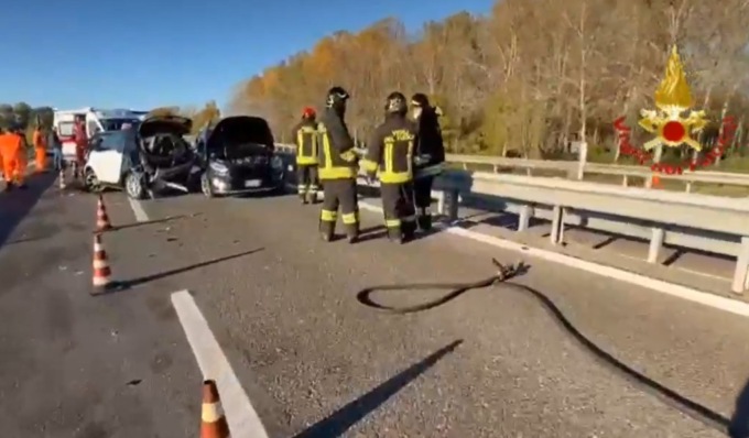 Il video dell’incidente avvenuto tra tre vetture e un mezzo pesante in Tangenziale Ovest