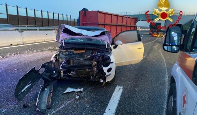 Camion si ribalta sulla A58, perde il carico che colpisce due automobili: quattro feriti