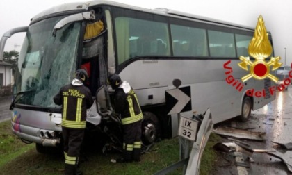 Scontro tra bus e mezzo pesante nel Lodigiano, quattro feriti