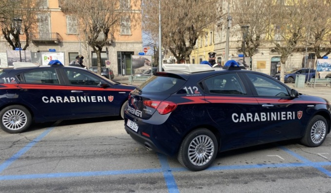 Alla vista dei militari si danno alla fuga nelle campagne: denunciati due pusher marocchini