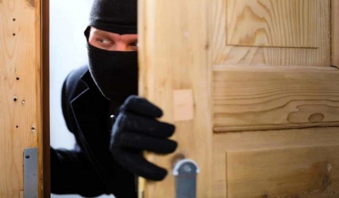 Numerosi furti in abitazione ed esercizi commerciali, presi due ladri: uno finisce in carcere, l’altro espulso