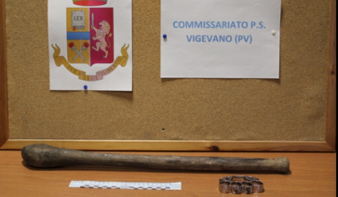 In auto con un tirapugni in metallo e un bastone: scatta la denuncia