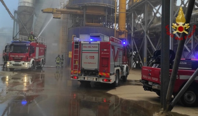Incendio in ditta a Mortara, fiamme domate in quattro ore