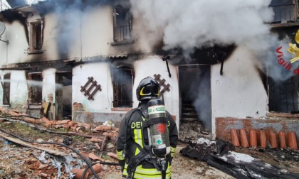 Casa indipendente avvolta dalle fiamme, incendio domato in 4 ore
