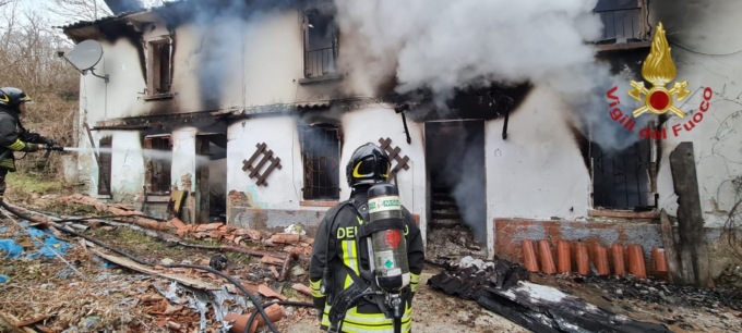 Casa indipendente avvolta dalle fiamme, incendio domato in 4 ore