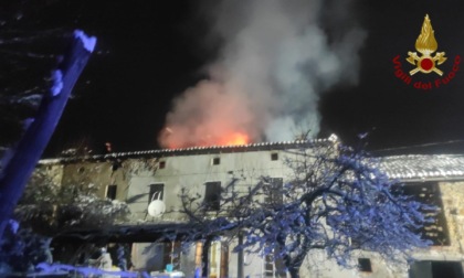Incendio nella notte in un casale a Montecalvo Versiggia