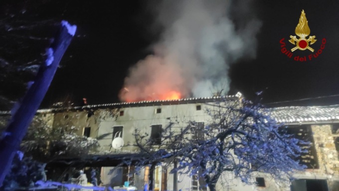 Incendio nella notte in un casale a Montecalvo Versiggia