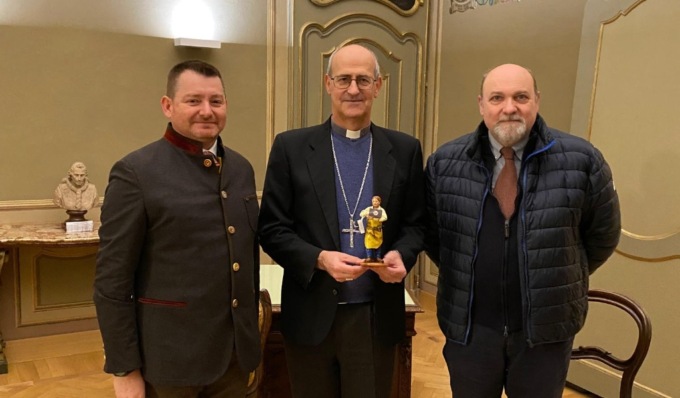 Presepe 2021: in dono al Vescovo di Vigevano Gervasoni la statuina dell’imprenditore digitale