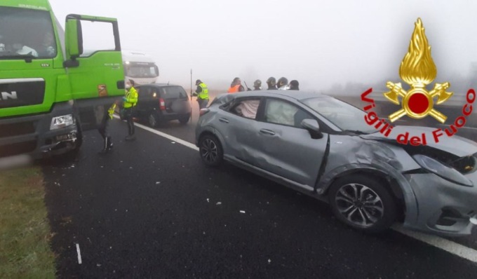 Incidente tra due auto e mezzo pesante sulla A1, quattro persone ferite