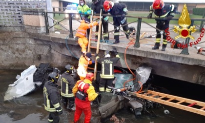 Si ribalta con l'auto, finisce in un canale e resta incastrato nelle lamiere: trasportato d'urgenza al San Matteo