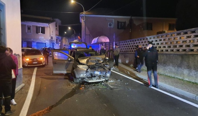 Ladri braccati fuggono in auto e si schiantano contro un autobus di linea