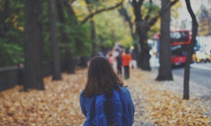 Per saltare la lezione del pomeriggio, finge di essere stata rapita fuori da scuola