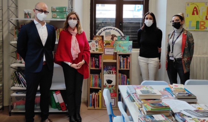 Fielmann dona 500 libri alla biblioteca della scuola primaria “Carducci”