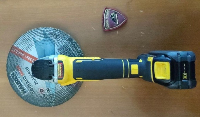 Tenta di rubare la marmitta di un furgone…. con una smerigliatrice, arrestato