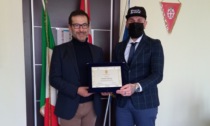 "La città di Pavia ringrazia Michele Milanesi", la targa firmata dal sindaco Fracassi e l'assessore allo sport Trivi