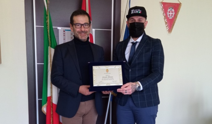 “La città di Pavia ringrazia Michele Milanesi”, la targa firmata dal sindaco Fracassi e l’assessore allo sport Trivi