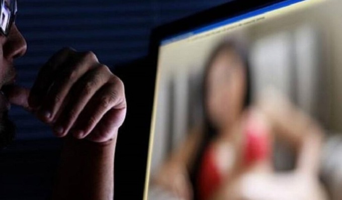 L’annuncio erotico, lo scambio di foto in chat poi il ricatto: 22enne arrestata per estorsione sessuale