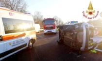 Perde il controllo dell'auto e si ribalta: due feriti gravi sull'autostrada A7