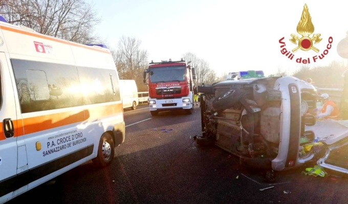 Perde il controllo dell’auto e si ribalta: due feriti gravi sull’autostrada A7